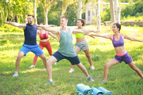 Group of young sporty people training together outdoors — Stock Photo, Image