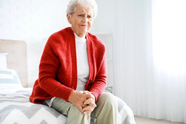 Seniorin leidet zu Hause unter Schmerzen im Knie — Stockfoto