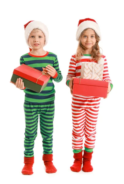 Niedliche kleine Kinder mit Weihnachtsgeschenken auf weißem Hintergrund — Stockfoto