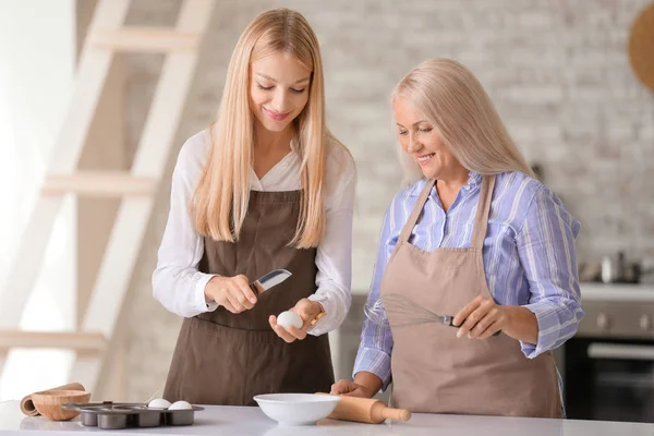 Mother and daughter cooking cookies in kitchen — Stock Photo, Image