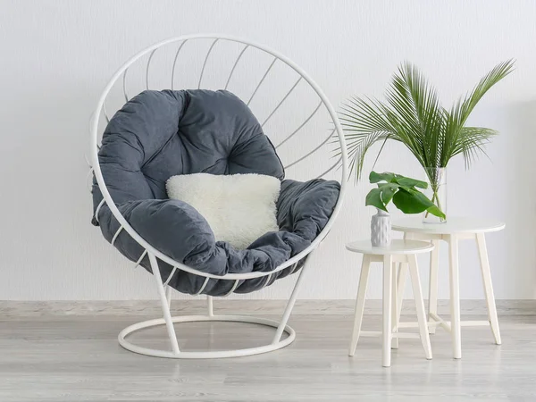 Intérieur de la chambre moderne avec fauteuil et décoration florale — Photo