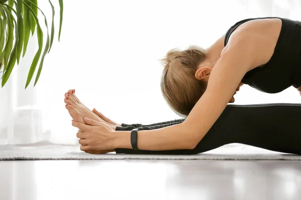 Mujer joven practicando yoga en casa —  Fotos de Stock