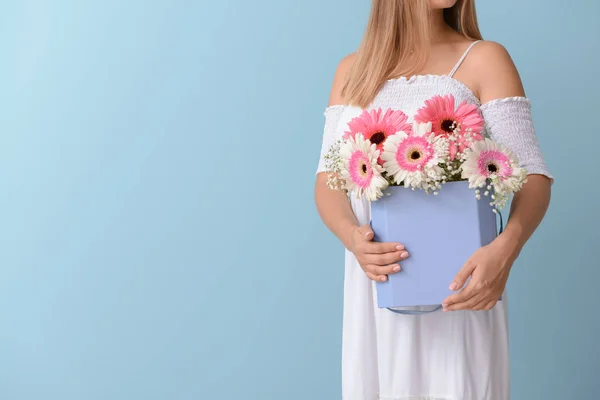 Mujer con ramo de hermosas flores de gerberas sobre fondo de color —  Fotos de Stock
