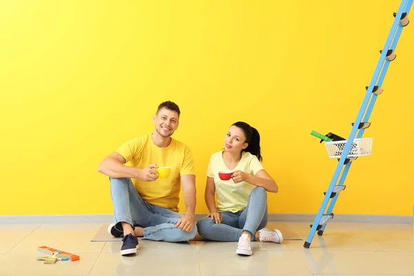 Mutlu çift yeni evinde onarım sırasında dinlenme — Stok fotoğraf