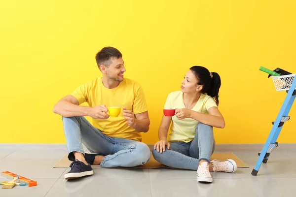 Happy couple resting during repair in their new house — Stock Photo, Image