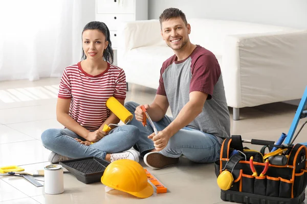 Счастливая пара во время ремонта в новом доме — стоковое фото
