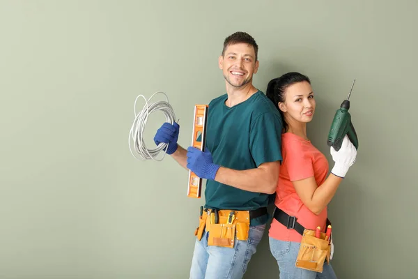 Szczęśliwa para z materiałami podczas napraw w nowym domu — Zdjęcie stockowe