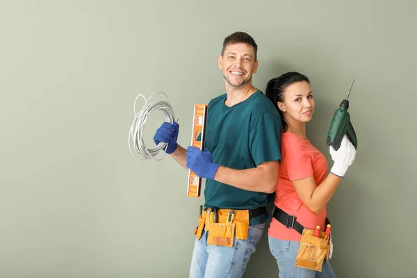 Pareja feliz con suministros durante la reparación en su nueva casa — Foto de Stock