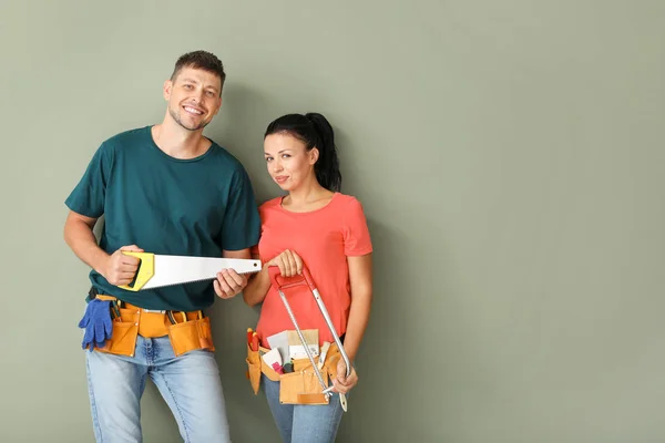 Pareja feliz con suministros durante la reparación en su nueva casa — Foto de Stock