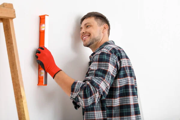 Homem feliz fazendo reparação em sua nova casa — Fotografia de Stock