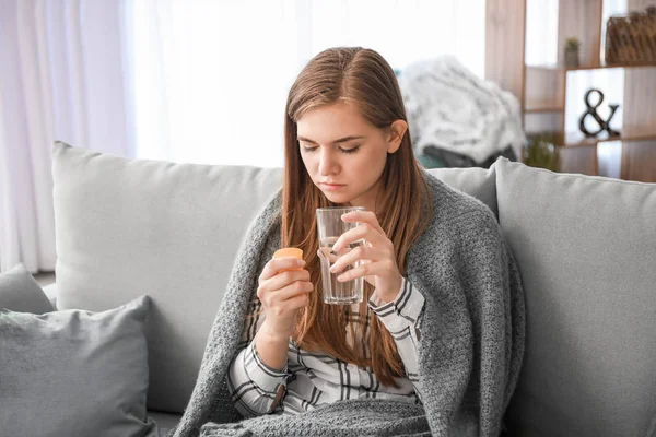 自宅で薬を服用している病気の女性 — ストック写真