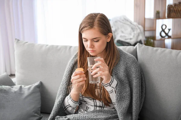 Zieke vrouw die medicijnen thuis inneemt — Stockfoto