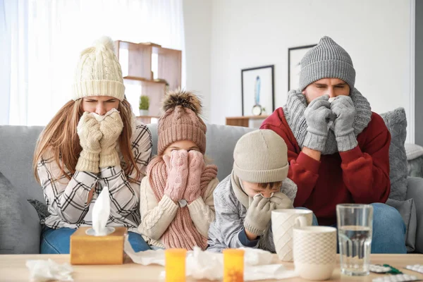 Penyakit keluarga dengan flu di rumah — Stok Foto