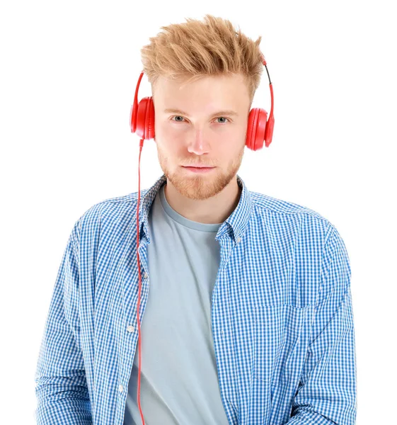흰색 배경에서 음악을 듣고 잘생긴 젊은 남자 — 스톡 사진
