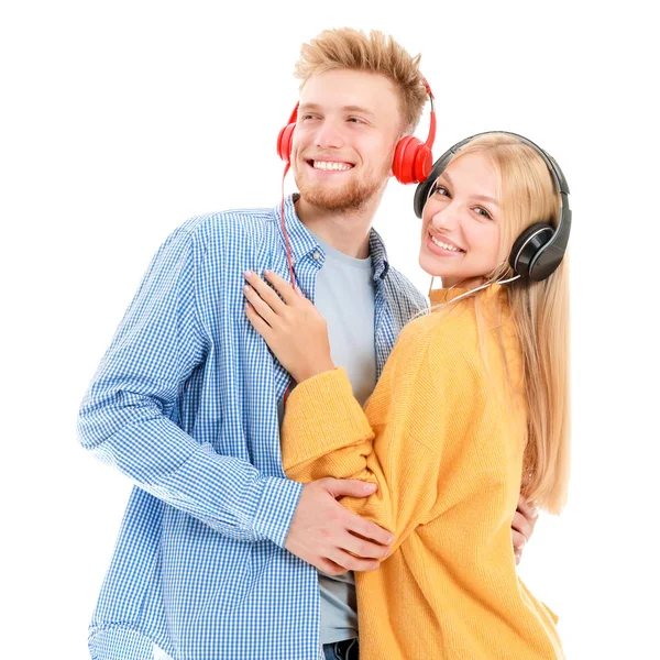 Jong paar luisteren naar muziek op witte achtergrond — Stockfoto
