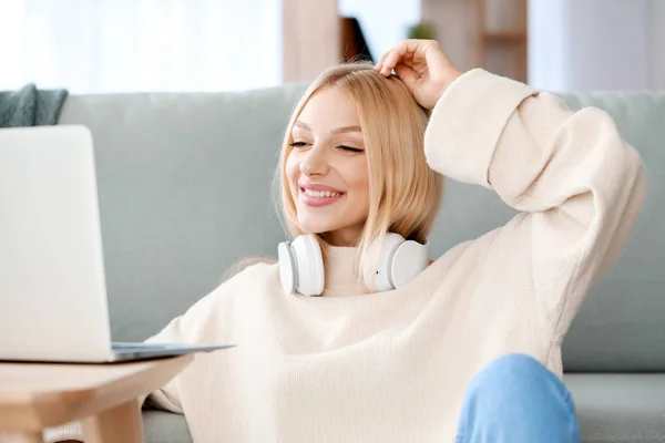 Mulher bonita ouvindo música em casa — Fotografia de Stock