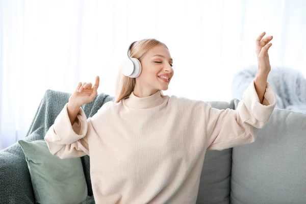 Όμορφη νεαρή γυναίκα που ακούει μουσική στο σπίτι — Φωτογραφία Αρχείου