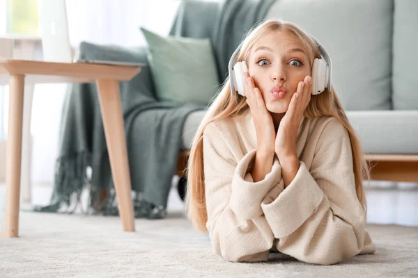 Grappig jonge vrouw luisteren naar muziek thuis — Stockfoto
