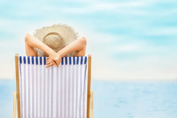 Woman relaxing on sea beach — Stock Photo, Image