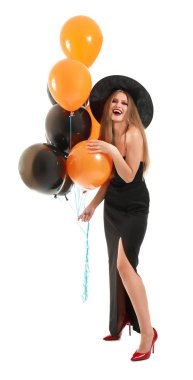 Cadılar Bayramı için beyaz arka planda cadı gibi giyinmiş güzel bir kadın.