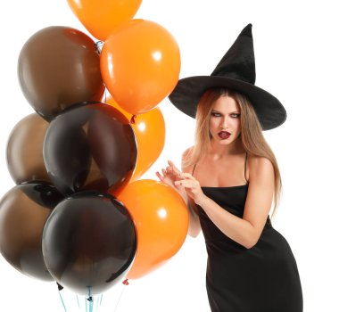 Cadılar Bayramı için beyaz arka planda cadı gibi giyinmiş güzel bir kadın.