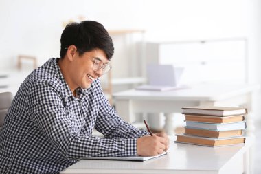 Asyalı öğrenci evde sınava hazırlanıyor