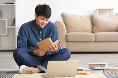 Asyalı öğrenci evde sınava hazırlanıyor