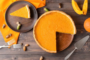 Ahşap zemin üzerinde lezzetli balkabağı turtası olan kompozisyon