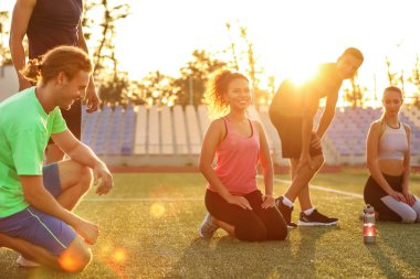 Stadyumda sportif gençler grubu