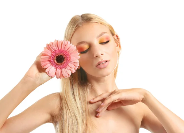 Vacker ung kvinna med Gerbera blomma på vit bakgrund — Stockfoto