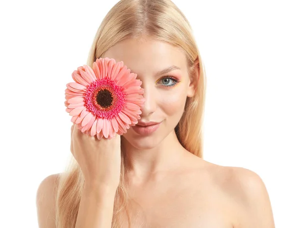 Mulher bonita com flor de gerbera no fundo branco — Fotografia de Stock