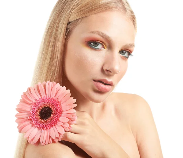 Hermosa mujer joven con flor de gerberas sobre fondo blanco — Foto de Stock