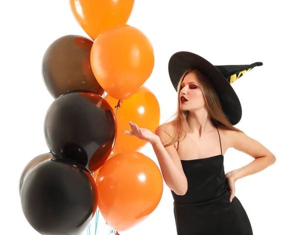 Hermosa mujer vestida de bruja para Halloween sobre fondo blanco —  Fotos de Stock