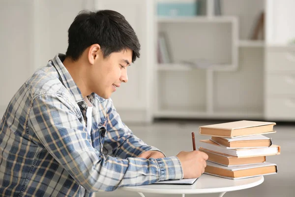Asiatisk student förbereder sig för tentamen hemma — Stockfoto