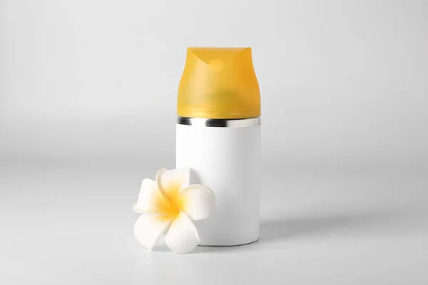 Пляшка освіжувача повітря на світлому фоні — стокове фото