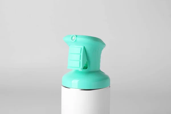 Bottiglia di deodorante per ambienti su fondo chiaro, primo piano — Foto Stock