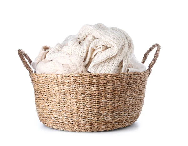 Korb mit Wäsche auf weißem Hintergrund — Stockfoto