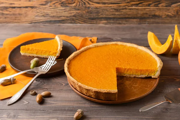 Composición con sabroso pastel de calabaza sobre fondo de madera — Foto de Stock