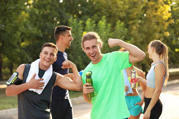 Group of sporty young people outdoors — Stock Photo, Image