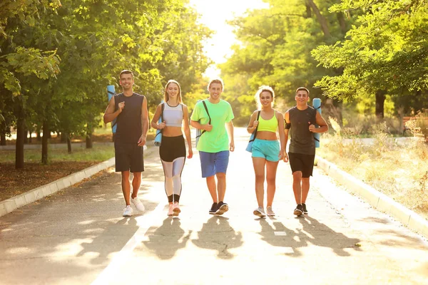 Grupo de jóvenes deportistas al aire libre — Foto de Stock