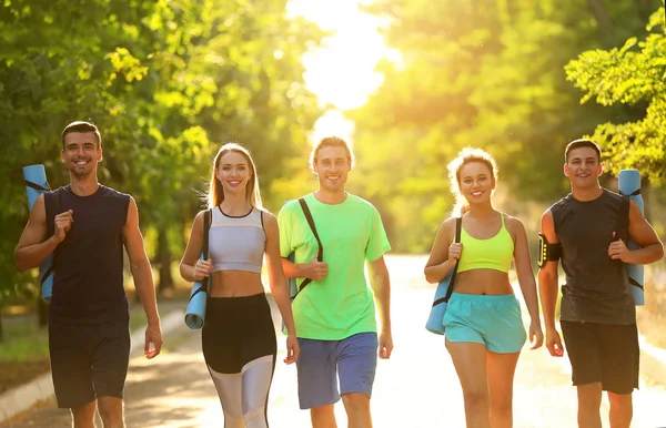 Group of sporty young people outdoors — Stock Photo, Image