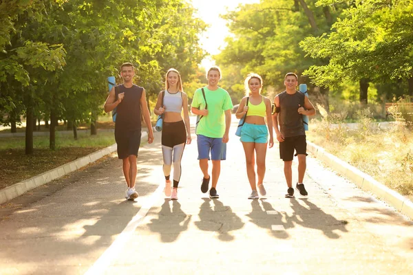 Groupe de jeunes sportifs en plein air — Photo