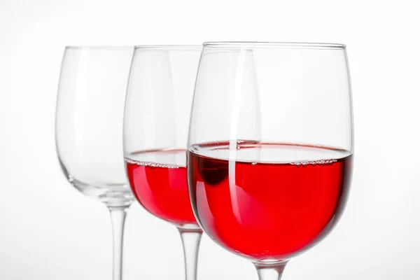 Стаканы вина на белом фоне — стоковое фото