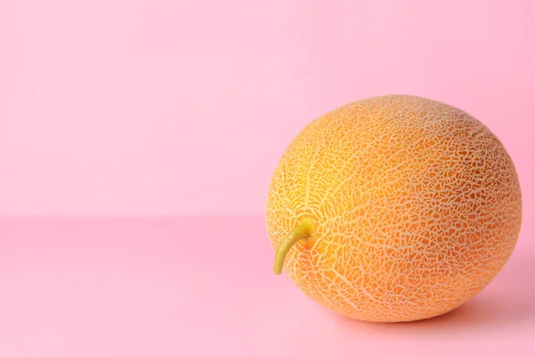 Słodki dojrzały melon na tle koloru — Zdjęcie stockowe