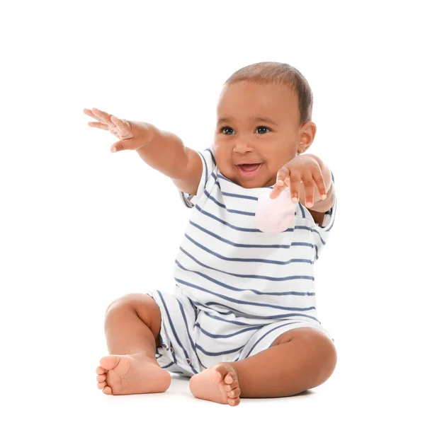 Bebê afro-americano bonito no fundo branco — Fotografia de Stock