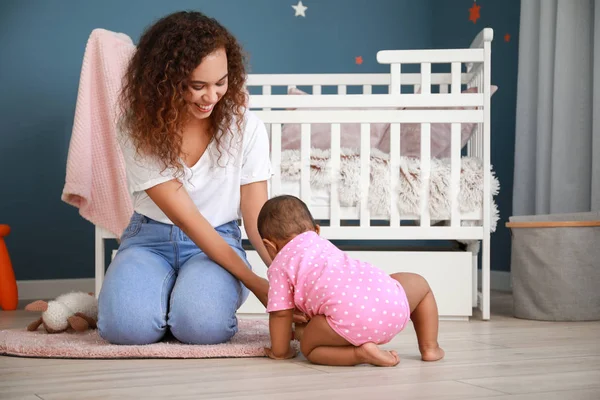 Afro-amerikansk kvinna med sin lilla bebis hemma — Stockfoto