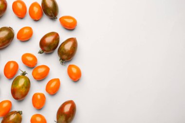 Hafif arka planda farklı taze domates