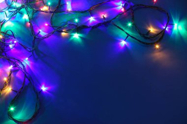 Koyu arka planda güzel Noel ışıkları