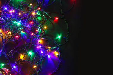 Koyu arka planda güzel Noel ışıkları