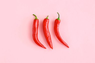 Renkli arka planda kırmızı biber
